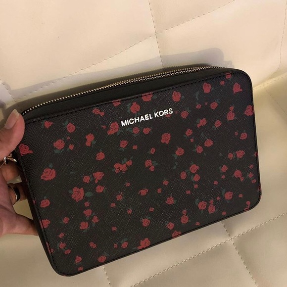 Michael Kors Handbags - Michael Kors Lg EW Crossbody Jet Set item - NWT Michael Kors Handbags - Michael Kors Lg EW Crossbody Jet Set item - NWT